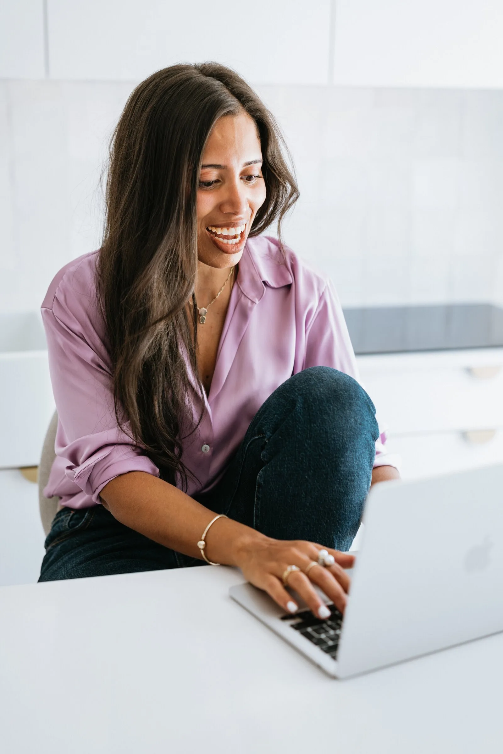 Elodie Da Silva concentrée sur son ordinateur, sourire complice